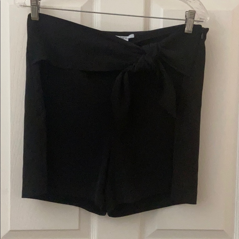 Dressy shorts with side zipper and front tie